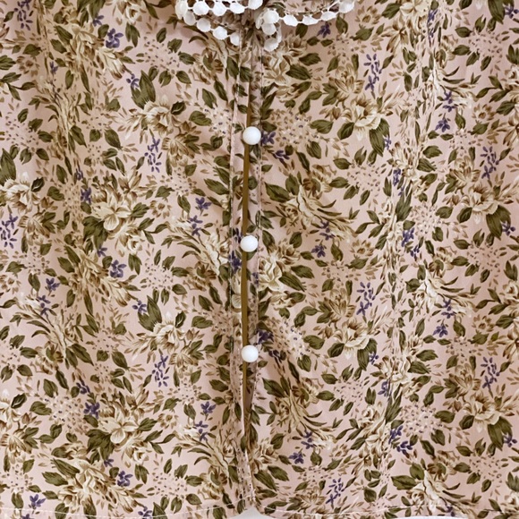 Like new diary pink floral button down puff sleeve blouse, ruffle collar - Picture 6 of 13